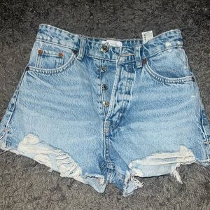 ZARA - High Waisted Distressed shorts